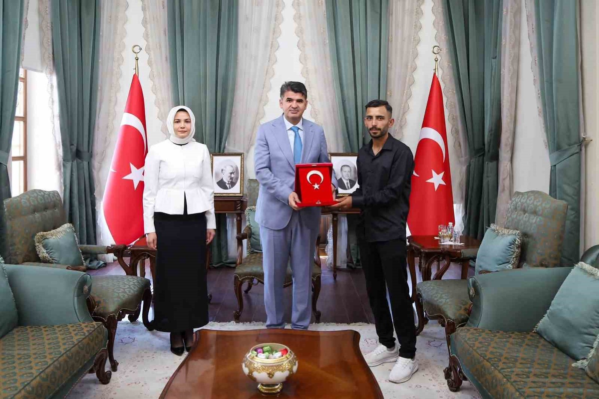 Kilis Valisi, Polateli'deki Ravanda Kalesi'nde Türk bayrağını düzelten genci kabul etti