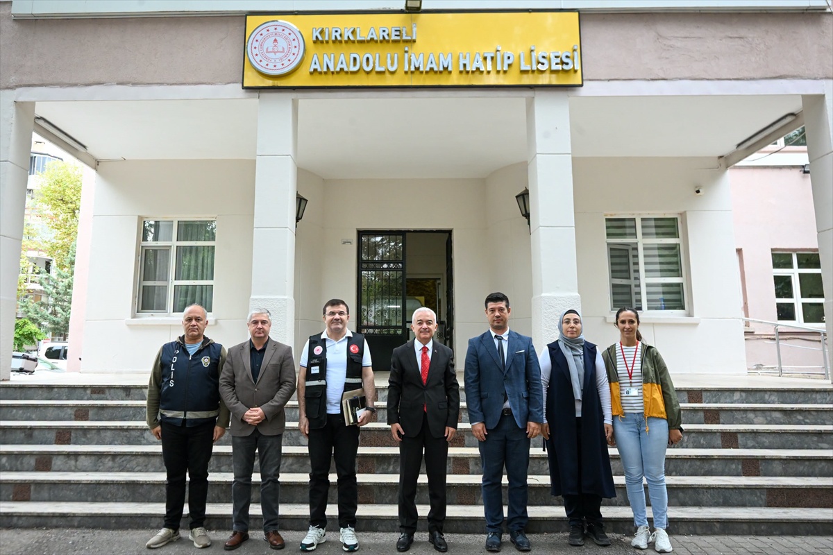 Kırklareli'de Vali Turan, Fen ve İmam Hatip Liselerinde öğrencilerle sohbet etti