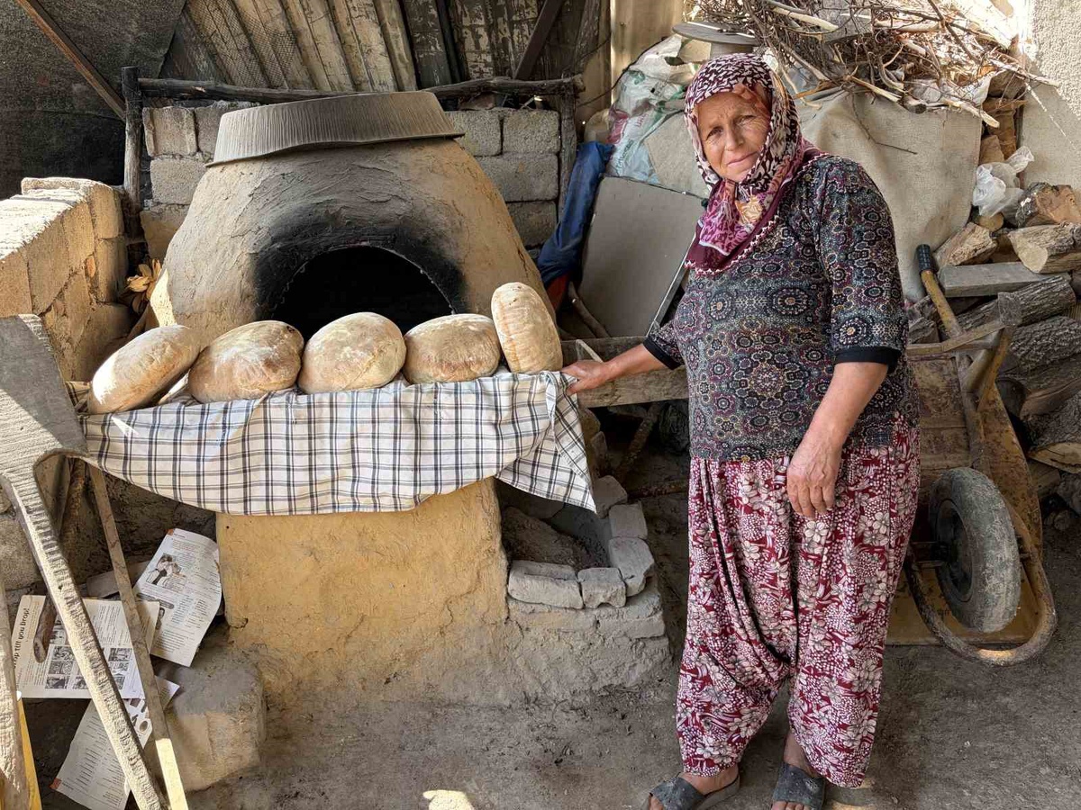 Kırklareli Vize'de 64 yaşındaki Güllü Saykaç taş fırında ekmek yapmayı sürdürüyor