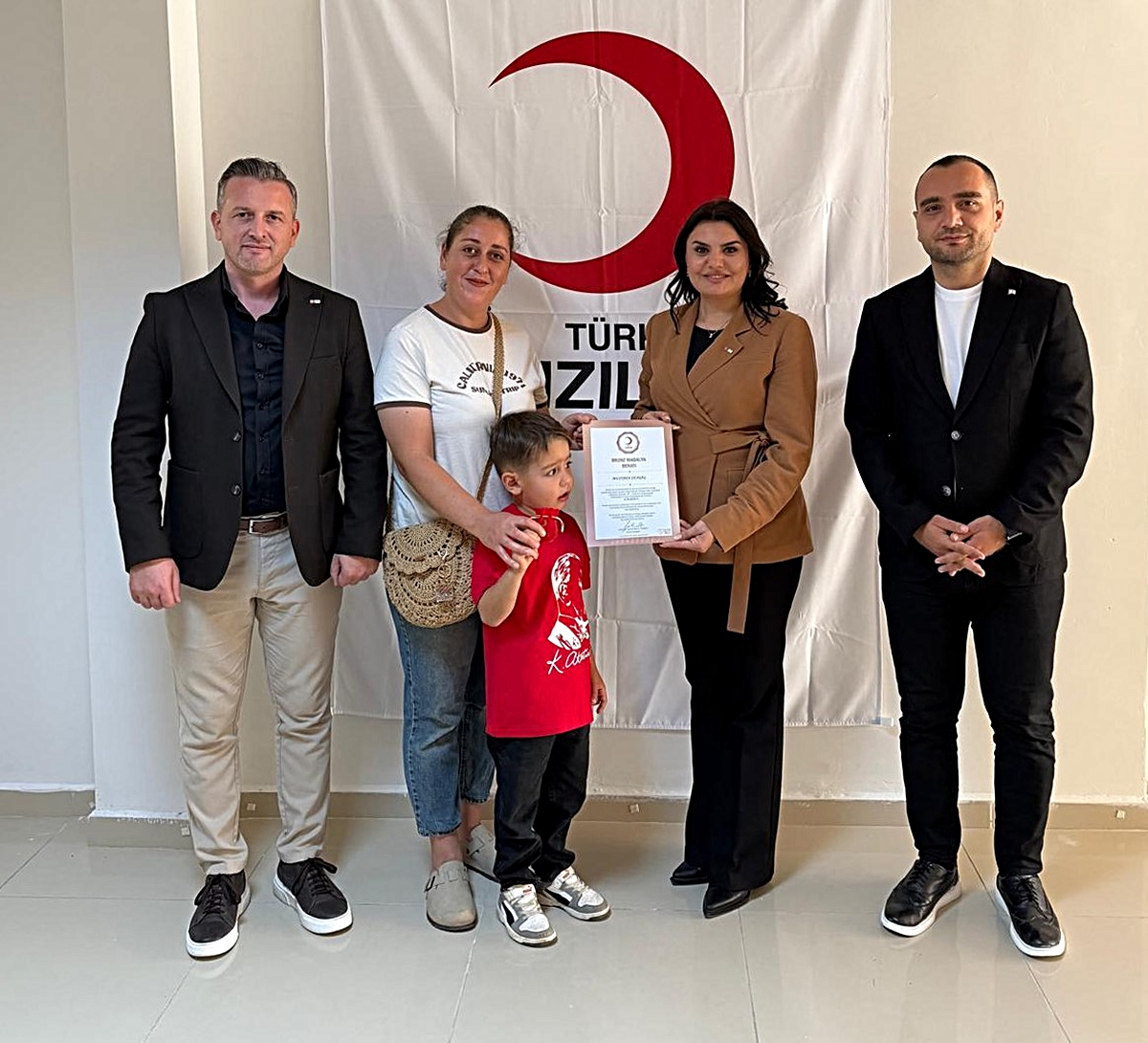 Kızılay Tunceli'de 20'nin üzerinde düzenli kan bağışçısına madalya takdim etti