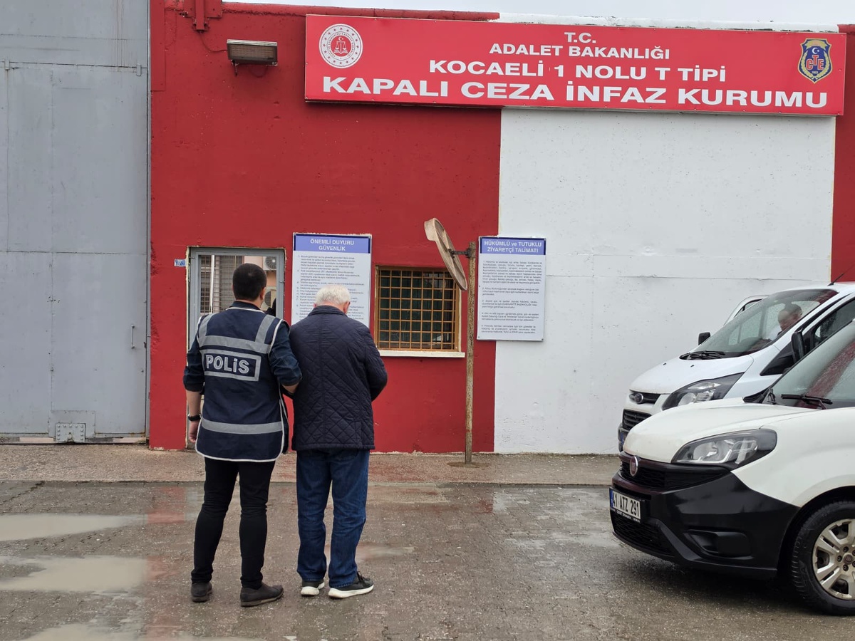 Kocaeli Derince'de 26 farklı suçtan 50 yıl 3 ay hapis cezası olan M.Y. yakalandı