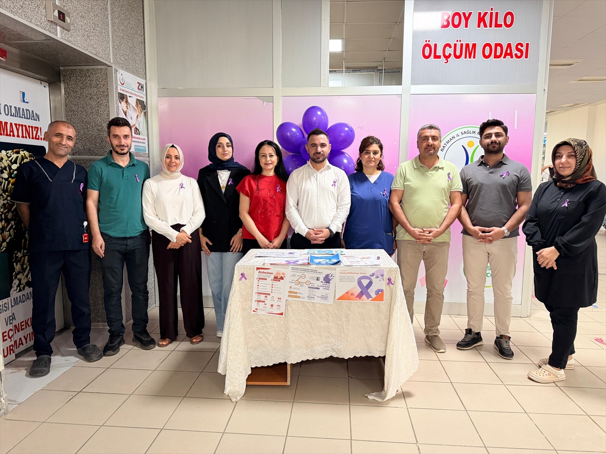 Kozluk Devlet Hastanesinde alzheimer standına Başhekim Dr. Fırat Güneş destek verdi