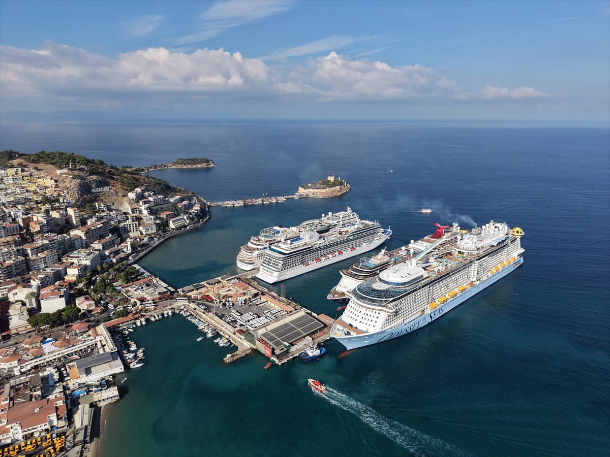 Kuşadası'ndaki Ege Port Limanı'na yanaşan 4 kruvaziyerden 11 bin 811 turist indi