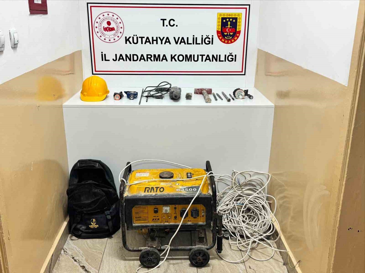 Kütahya'da izinsiz kazı yapan 2 şüpheli jandarma operasyonuyla gözaltına alındı