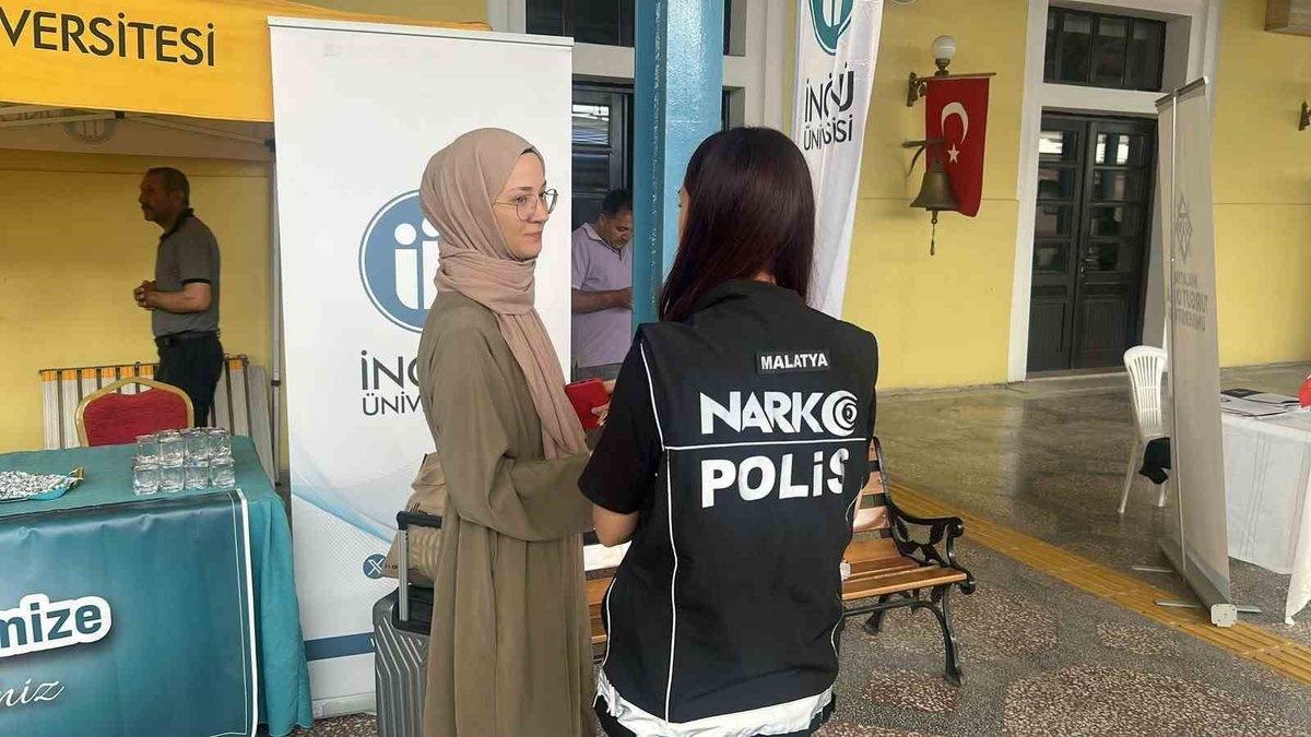 Malatya'da emniyet, üniversite öğrencileri ve velilerine UYUMA ve KADES'i anlattı
