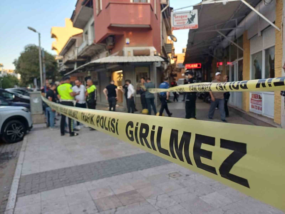 Manisa Salihli'de kuyumcuya soygun girişiminde 2 kişi yaralandı, şüpheli tutuklandı