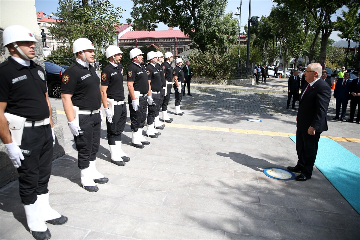 Milli Savunma Bakanı Güler, Kars'ta 14. Mekanize Piyade Tugay Komutanlığını ziyaret etti