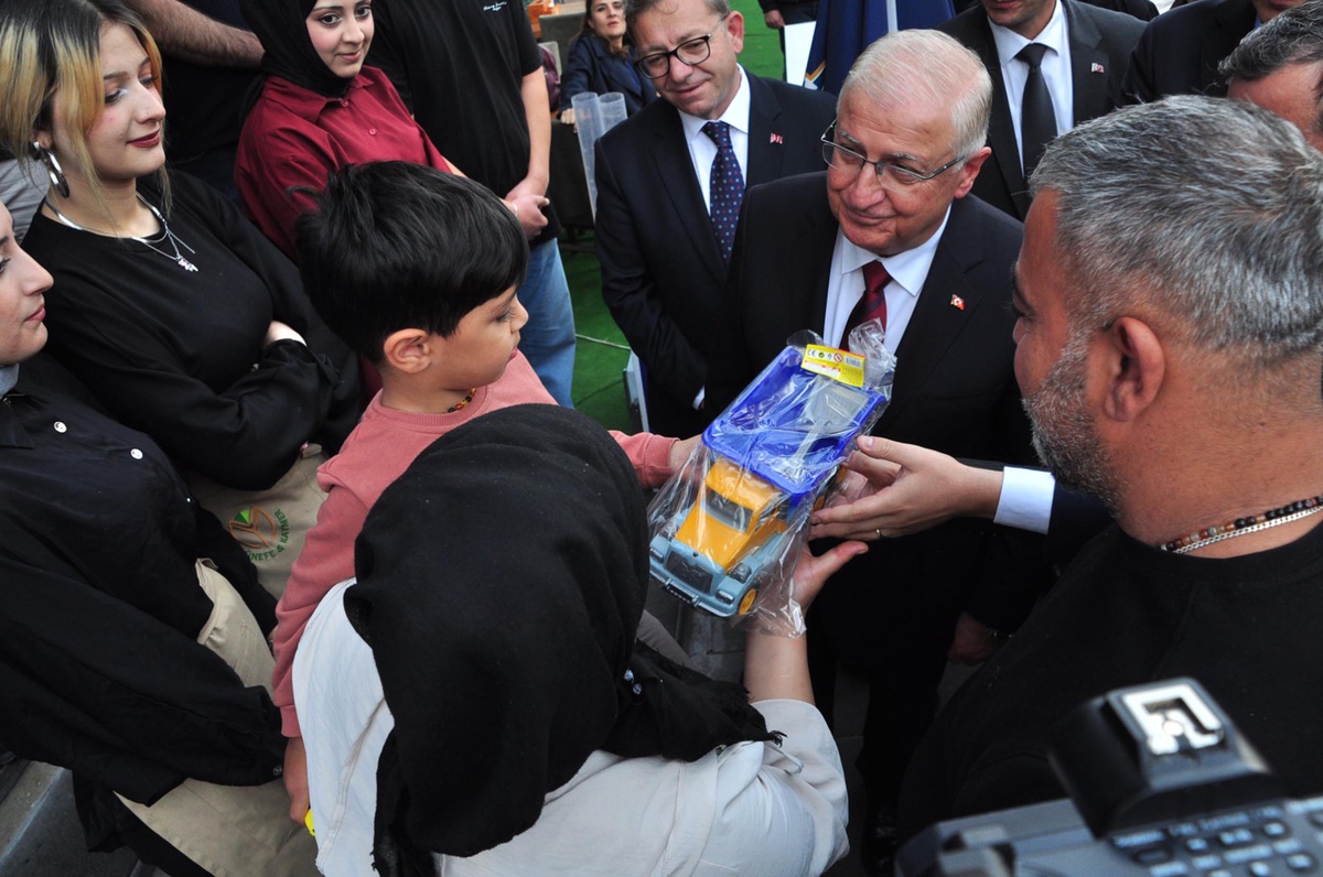 Milli Savunma Bakanı Güler, Kars'ta çocuklara oyuncak dağıttı, Kars kaşarı tattı