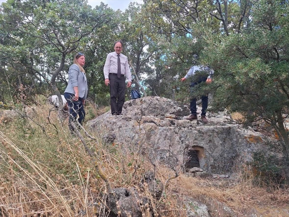 MSGSÜ Rektörü Açıkgözoğlu, Enez'deki yüzey araştırmasını inceledi