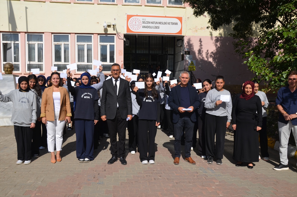 Muş'ta 40 lise öğrencisi, 81 ile Mektup etkinliğinde mektuplarını PTT'ye teslim etti