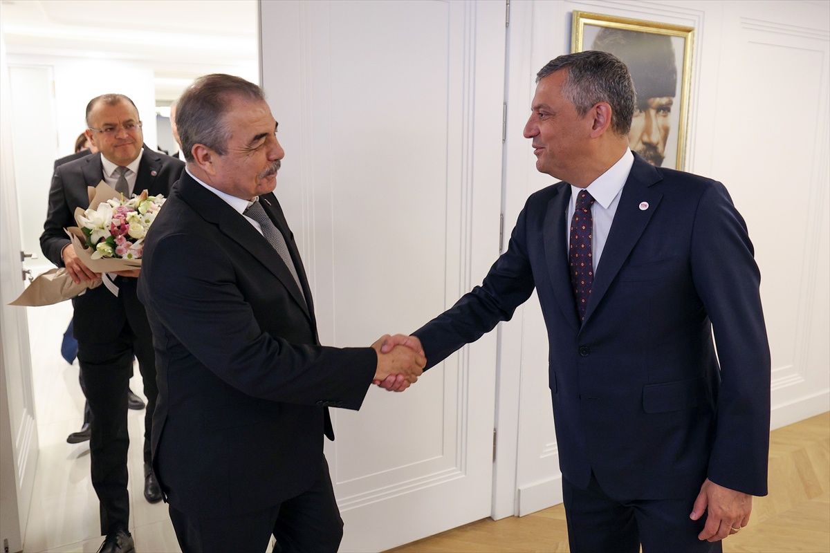 Özgür Özel, Birleşik Kamu-İş heyetiyle Yeni Parti Genel Merkezi'nde bir araya geldi