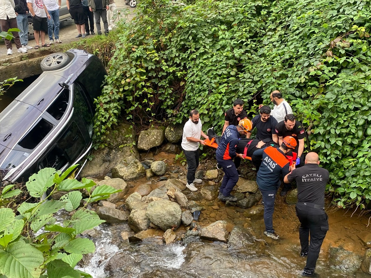 Rize Çayeli'de otomobil dere yatağına devrildi, 6 kişi yaralandı