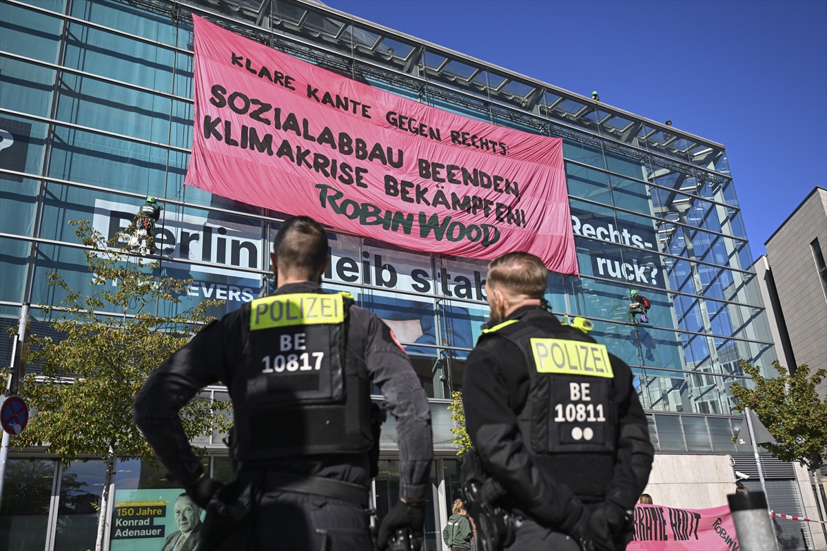 Robin Wood aktivistleri CDU Berlin binasının çatısına çıkarak AfD'yi protesto etti