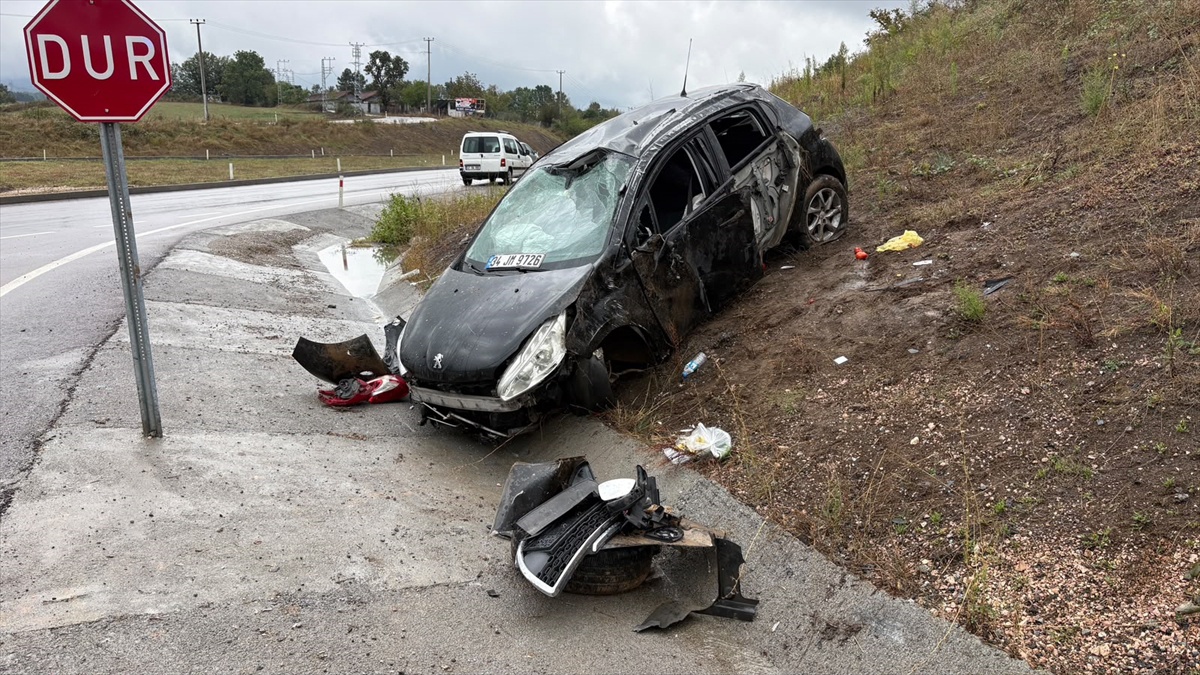 Sakarya Hendek'te otomobil yağışta takla attı, 2 kişi yaralandı