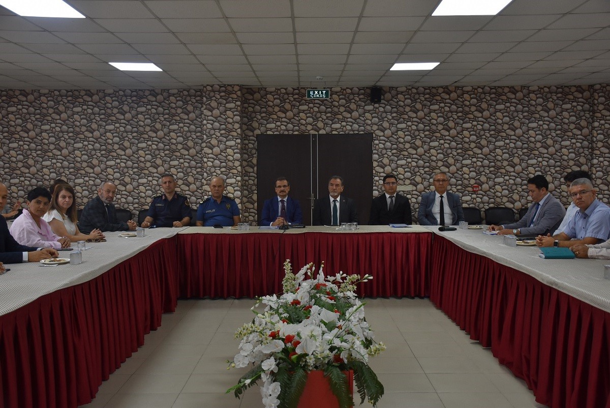 Salihli'de kamu yatırımları Kaymakam Güldoğan başkanlığında görüşüldü