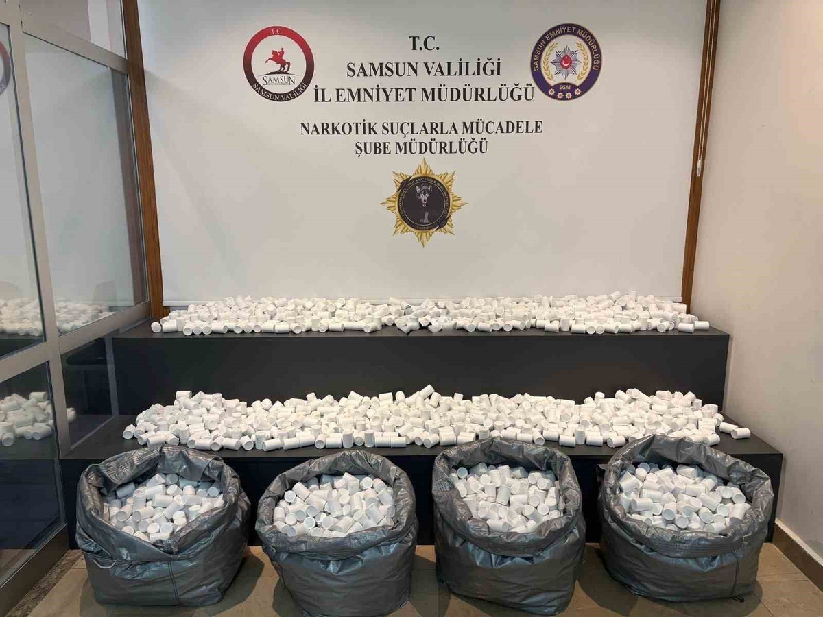 Samsun Atakum'da uyuşturucu operasyonunda 130 bin 624 sentetik ecza hap ele geçirildi