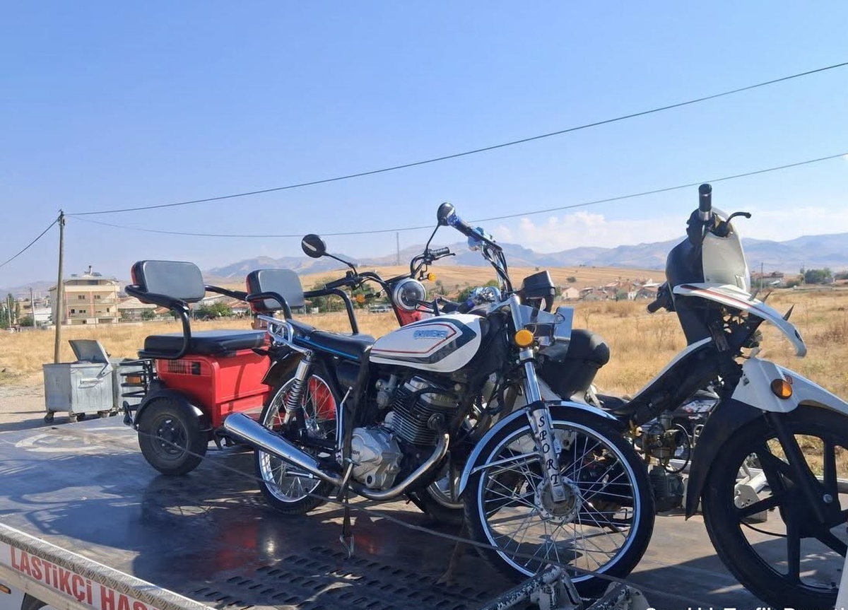 Sandıklı'da okul çevresi motosiklet denetiminde 3 araç trafikten men edildi