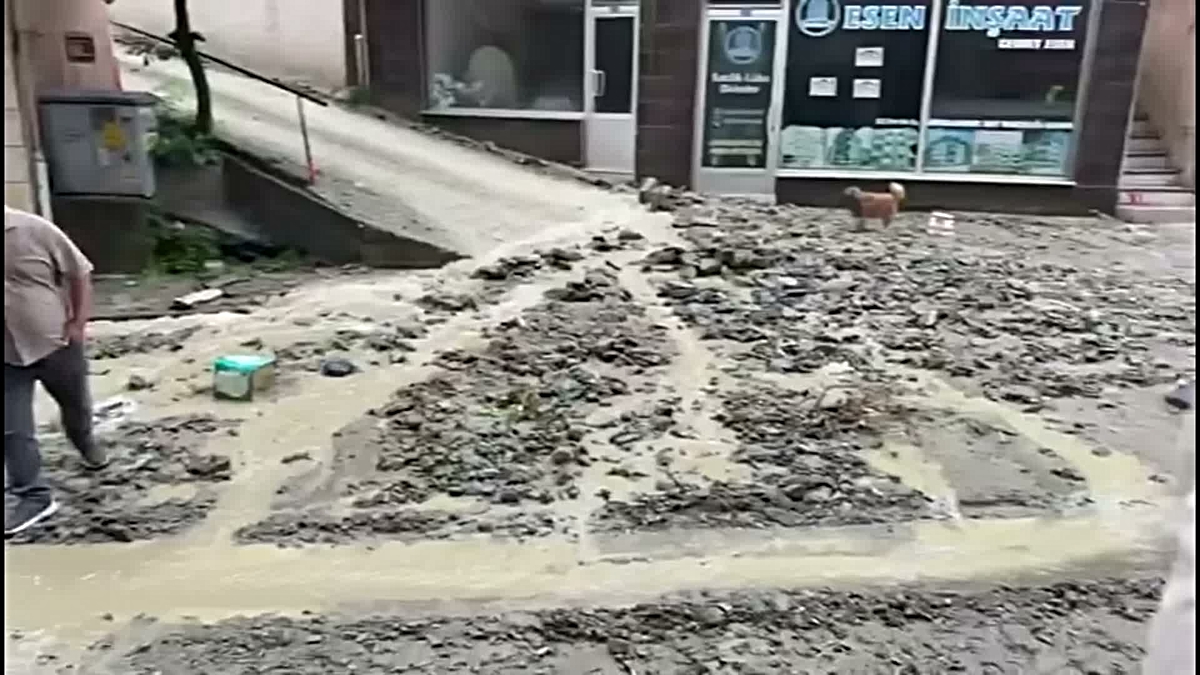 Sinop Ayancık'ta sağanak Panayır Alanı esnafını etkiledi, yol kenarında çökmeler oldu
