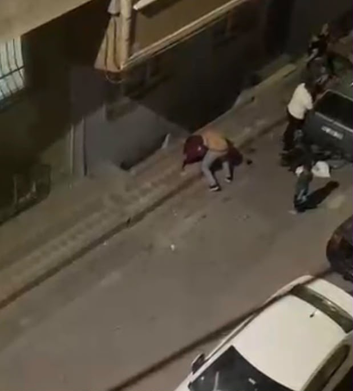 Sultangazi'de akraba kavgasında kadın yumruklandı, bebek arabası fırlatıldı