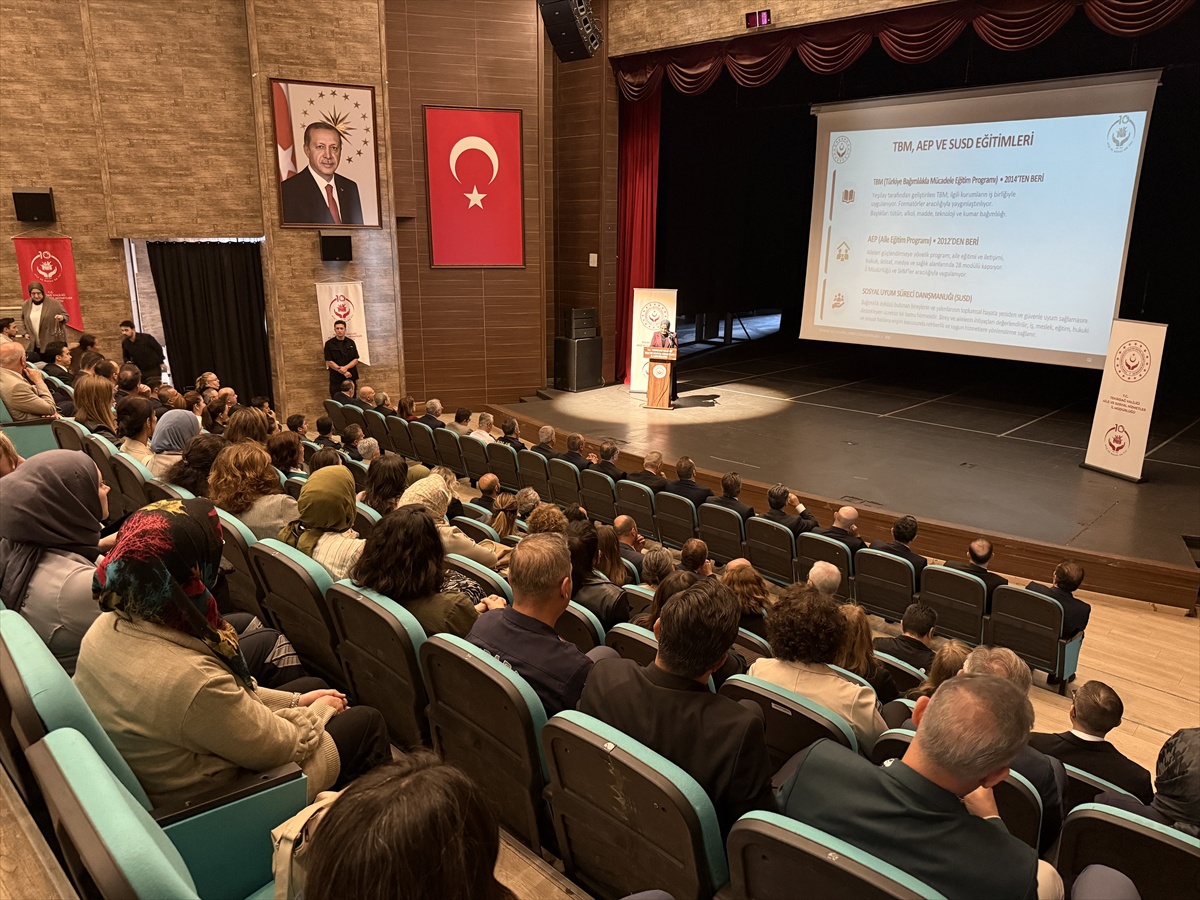 Tekirdağ'da dijital bağımlılık konferansında Özdemir yasağın çözüm olmadığını söyledi