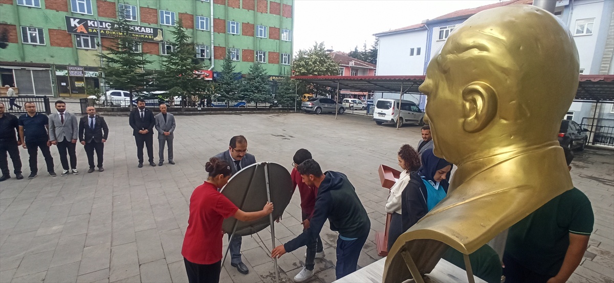 Tokat Yeşilyurt'ta İlköğretim Haftası programında yeni öğrencilere çiçek verildi.