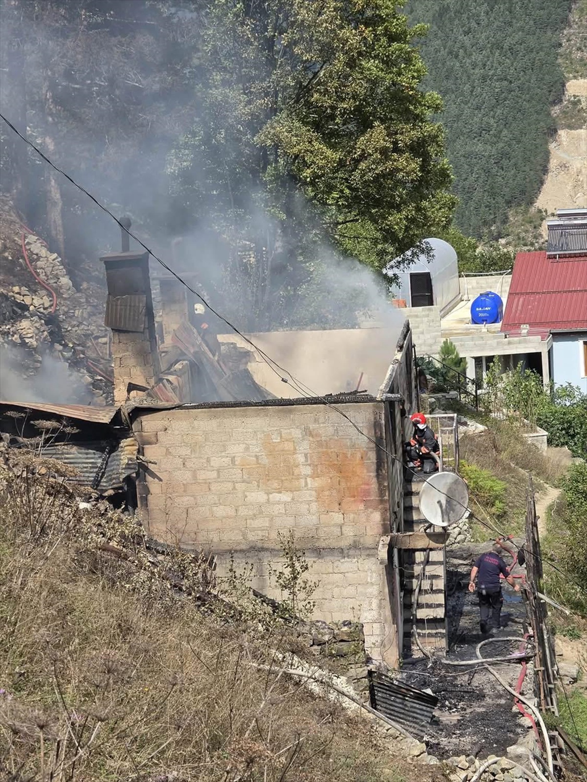 Trabzon Çaykara'da iki katlı evde çıkan yangında ev kullanılamaz hale geldi