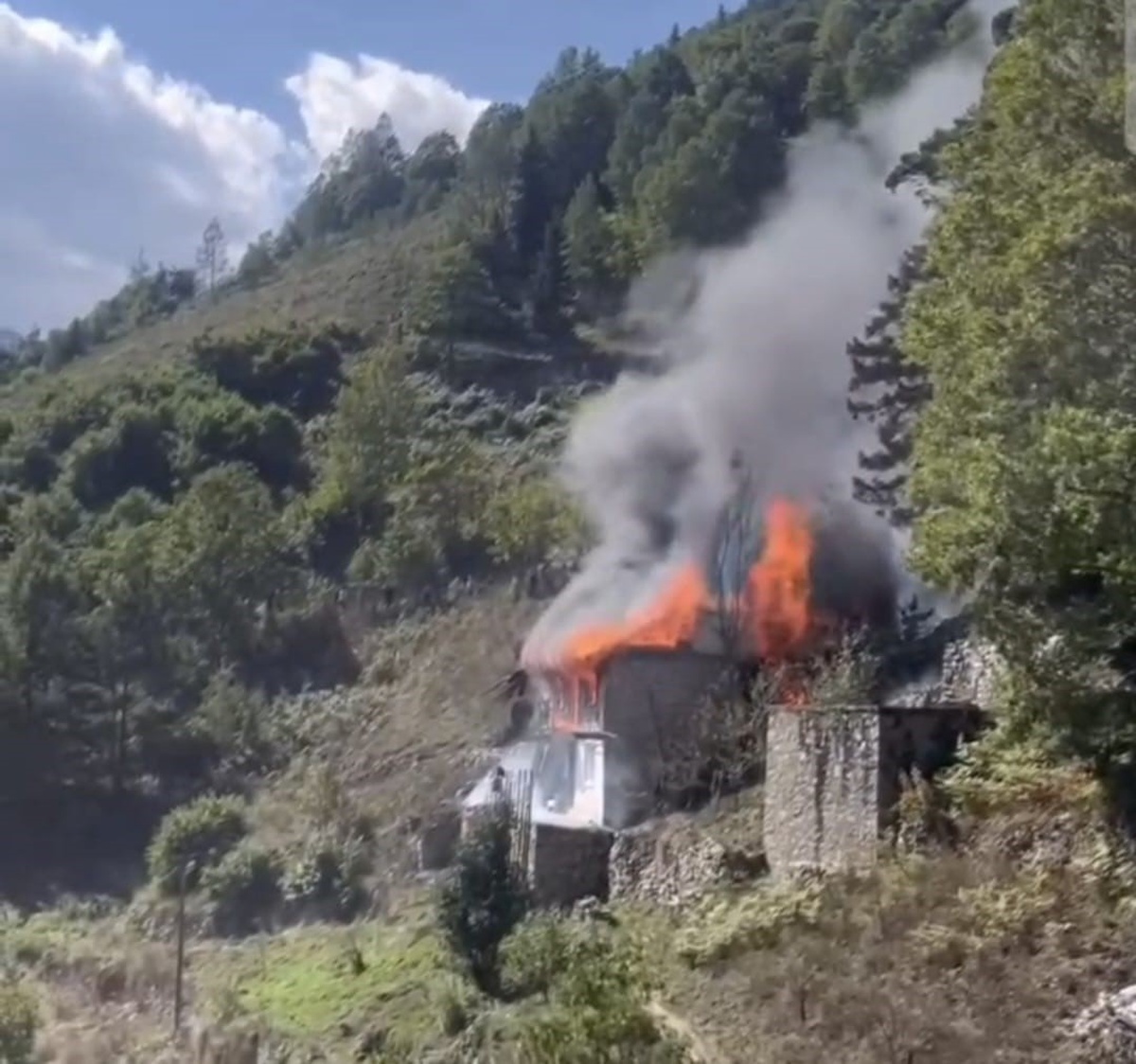 Trabzon Çaykara'da yangında engelli iki kardeş kurtarıldı, ev küle döndü