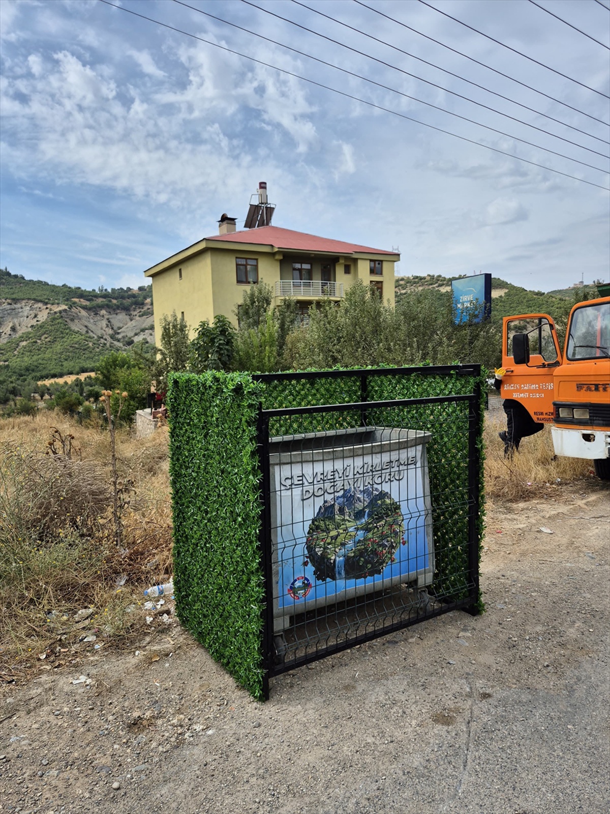 Tunceli'de çöp konteynerleri çim çitli kafeslerle çevrilerek kirlilik azaltılıyor