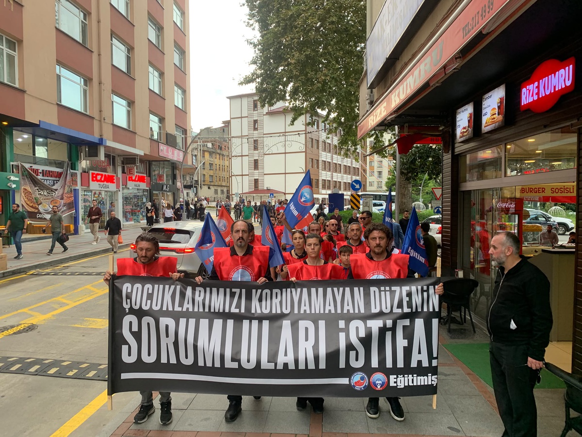 Turgutlu'da 11 öğrencinin yaralandığı saldırıyı Eğitim-İş Rize protesto etti