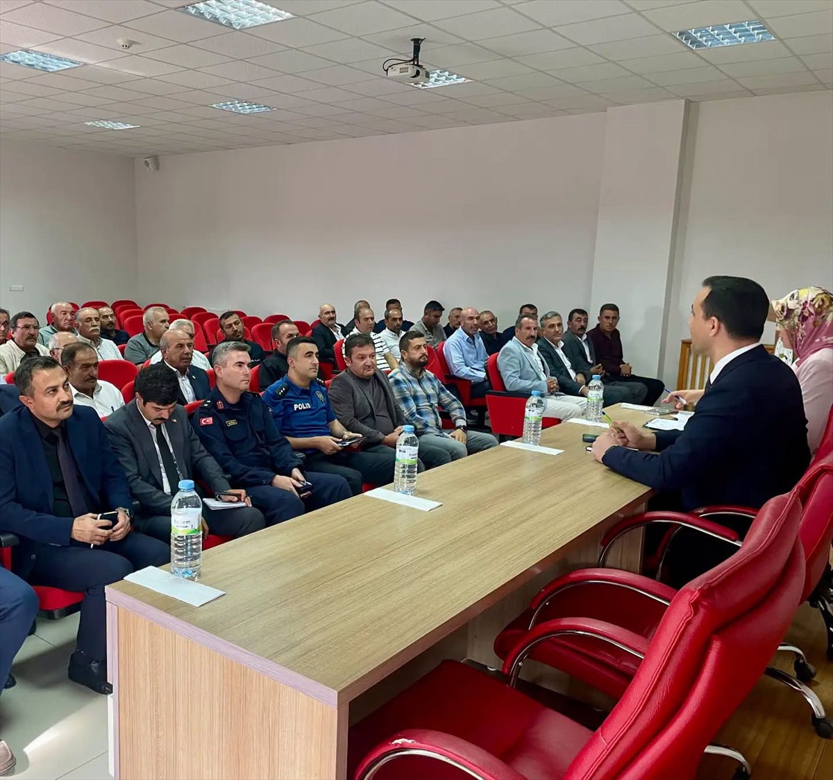 Ulaş Kaymakamı Avcı, muhtarlarla toplantıda Cılga'ya teşekkür belgesi verdi