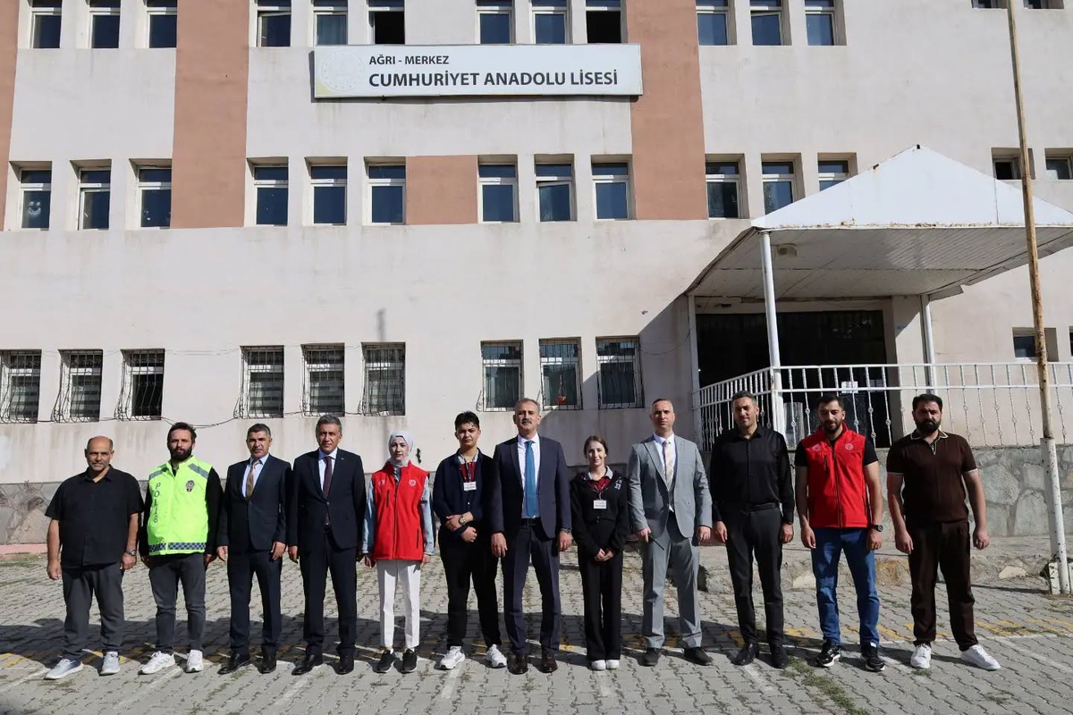 Vali Bozkurt Ağrı'da okulları ziyaret edip güvenlik ve temizlik çalışmalarını inceledi
