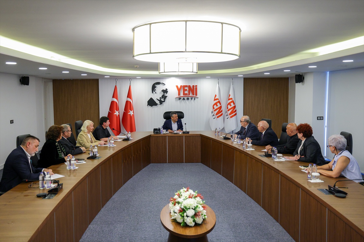 Yeni Parti Genel Başkanı Özel, Kafkas Dernekleri Federasyonu heyeti ile görüştü