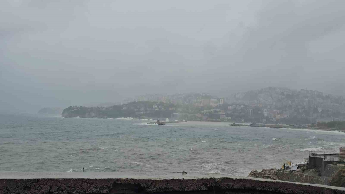 Zonguldak Limanı'nda deniz sarıya döndü, fırtına uyarısı 14.00'e dek sürecek