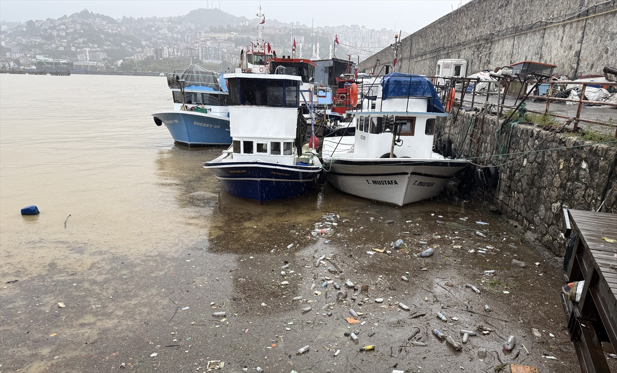 Zonguldak'ta sağanak limanda deniz suyunu sarı ve kahverengi tonlara büründürdü