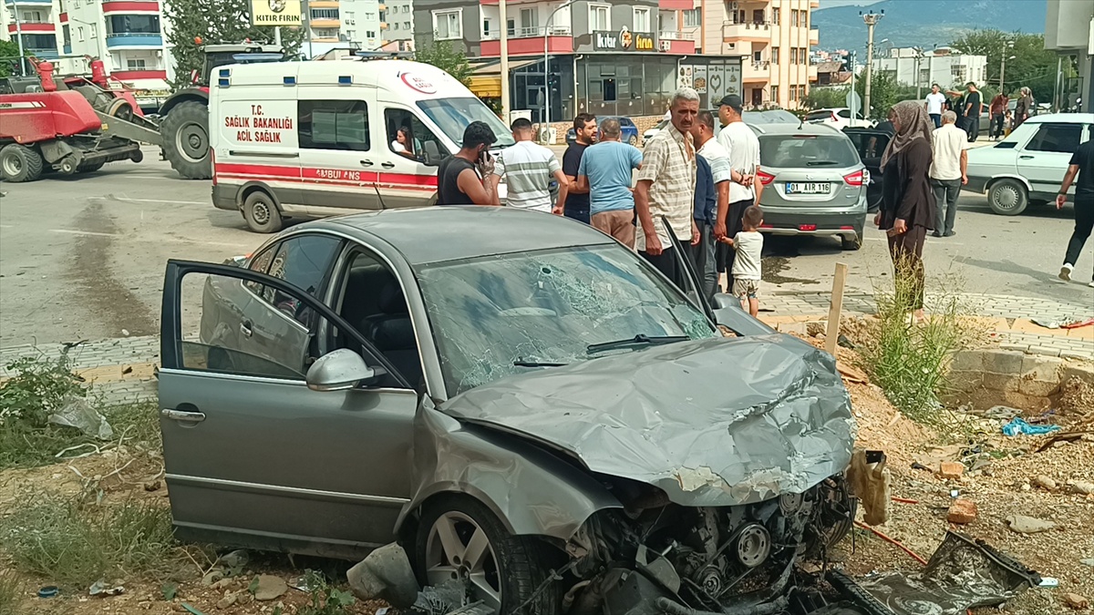 Adana Kozan'da iki otomobil çarpıştı, kazada yaralanan 4 kişi hastaneye kaldırıldı.