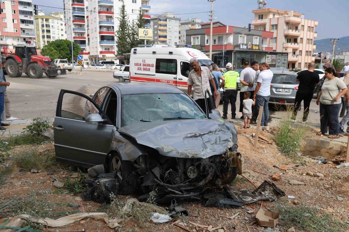 Adana Kozan'da iki otomobil çarpıştı, savrulan araç inşaata girdi, 4 kişi yaralandı