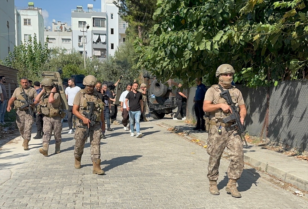 Adana Yüreğir'de firari hükümlü, el bombası ve tabancayla direndi, yakalandı
