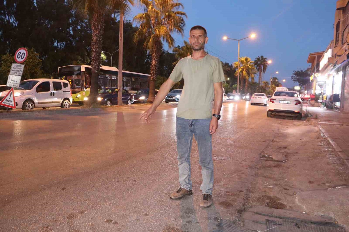 Adana Yüreğir'de halk otobüsünün açık arka kapısı bisikletliye çarptı, sürücü durmadı