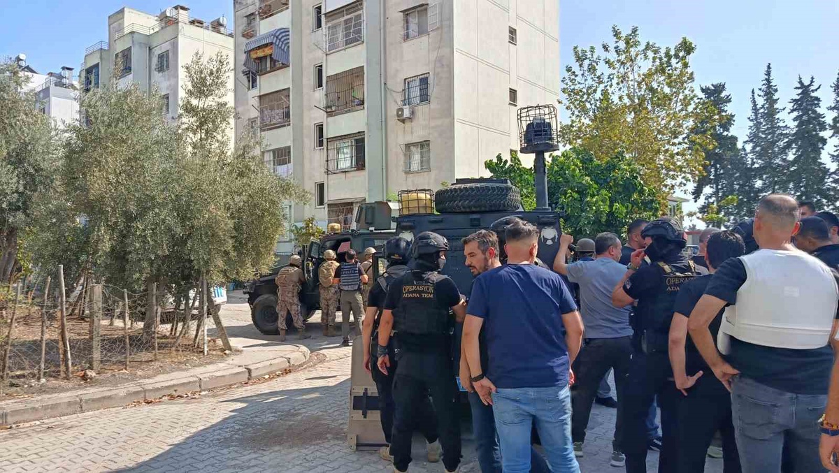 Adana Yüreğir'de hapis cezası olan şahıs polise patlayıcı gösterip direniyor