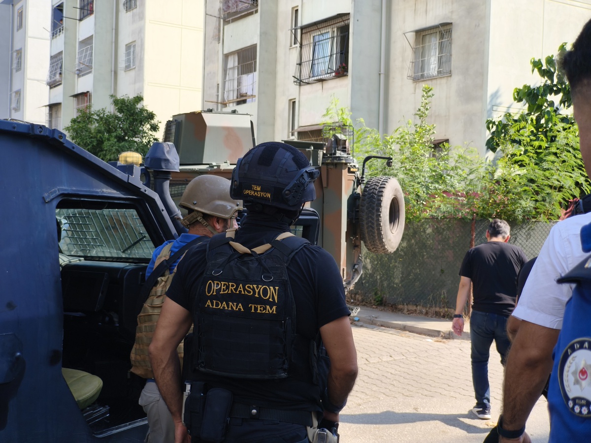 Adana Yüreğir'de polis baskınında şüpheli, el bombası iddiasıyla eve kapandı