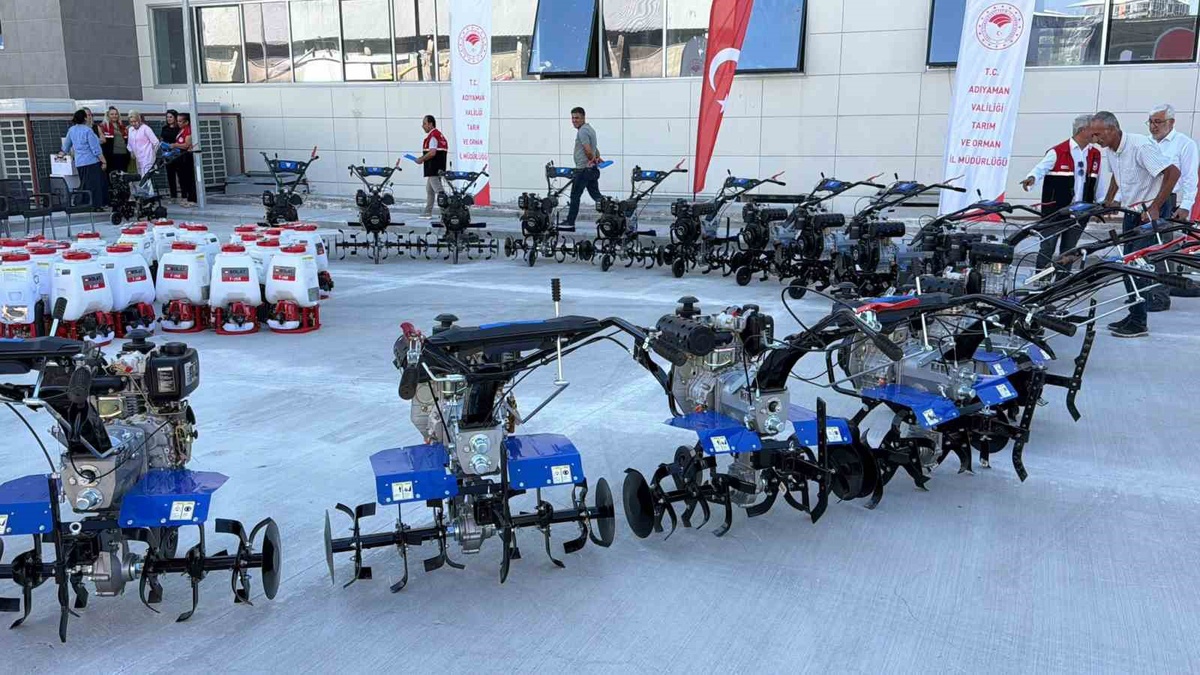Adıyaman'da üreticilere 229 çapa makinesi ve 142 budama makası dağıtıldı