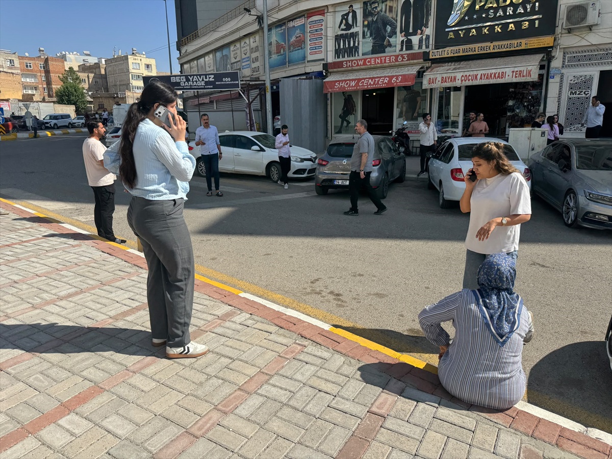 AFAD, saat 10.40'da merkez üssü Şanlıurfa'nın Karaköprü ilçesi olan 5,4 büyüklüğünde deprem meydana geldiğini bildirdi