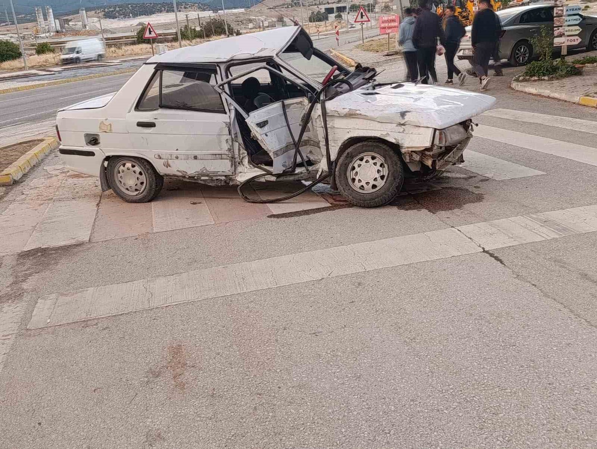 Afyonkarahisar Bayat'ta kamyonetle otomobil çarpıştı, 3 kişi yaralandı