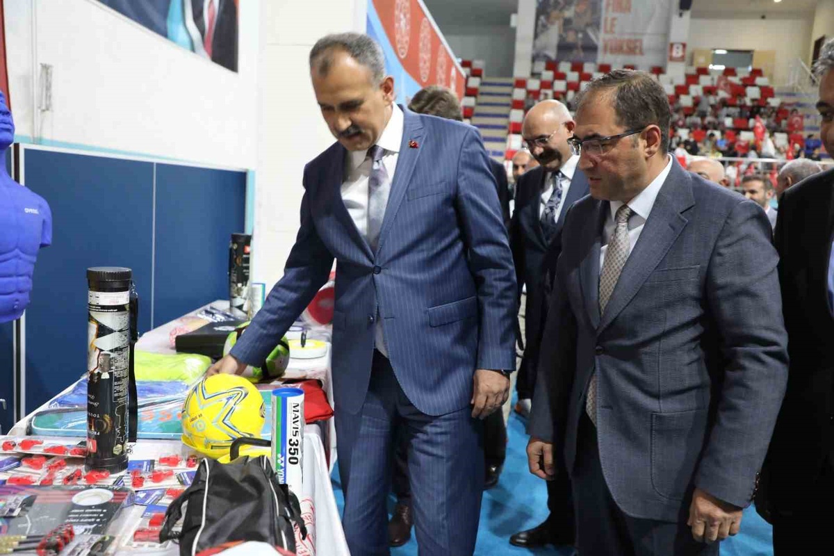 Ağrı'da AGAH Projesi kapsamında 171 okula 15 milyon liralık spor malzemesi verildi