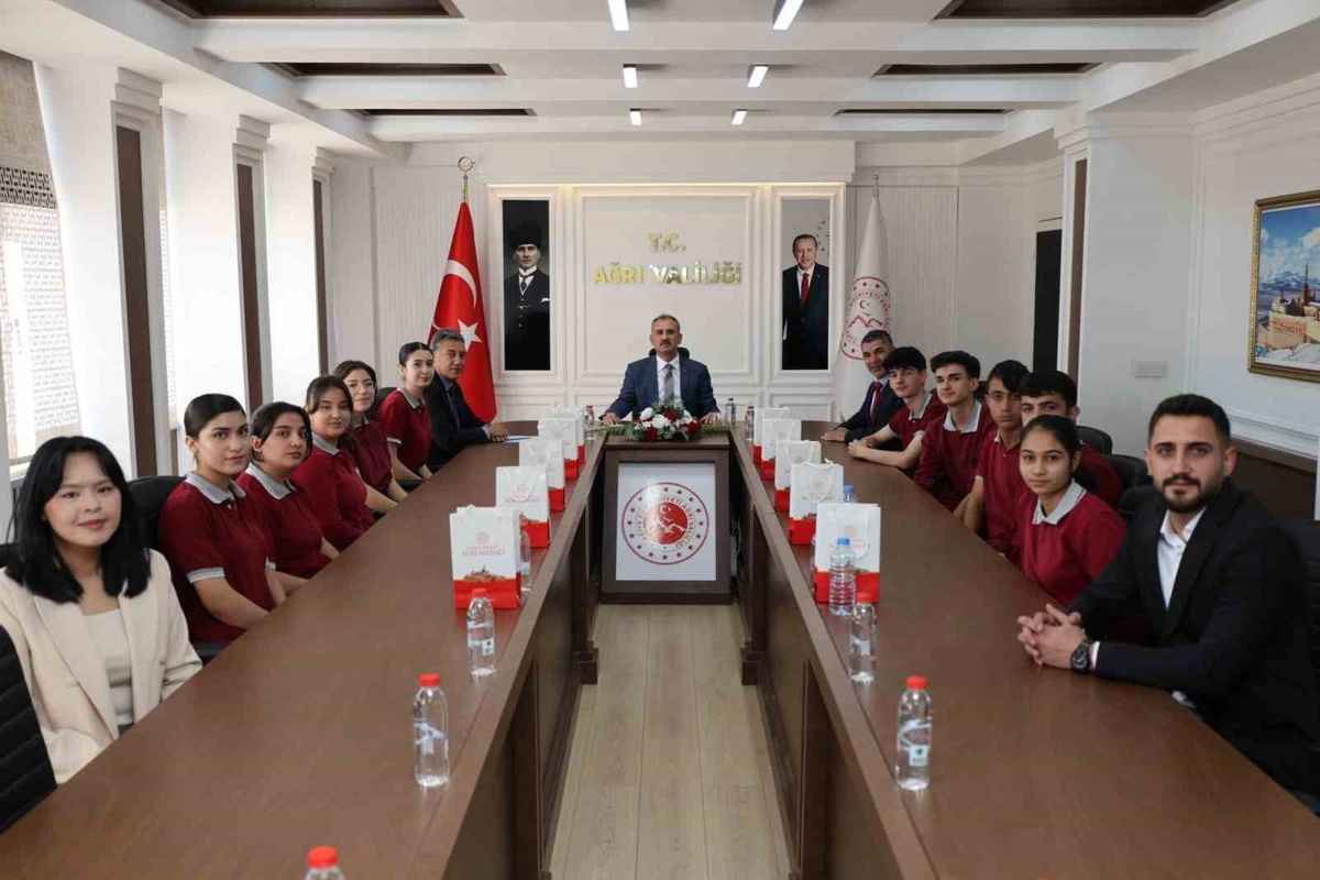 Ağrı Valisi Bozkurt, Cumhuriyet Anadolu Lisesi öğrencilerini Valilikte ağırladı