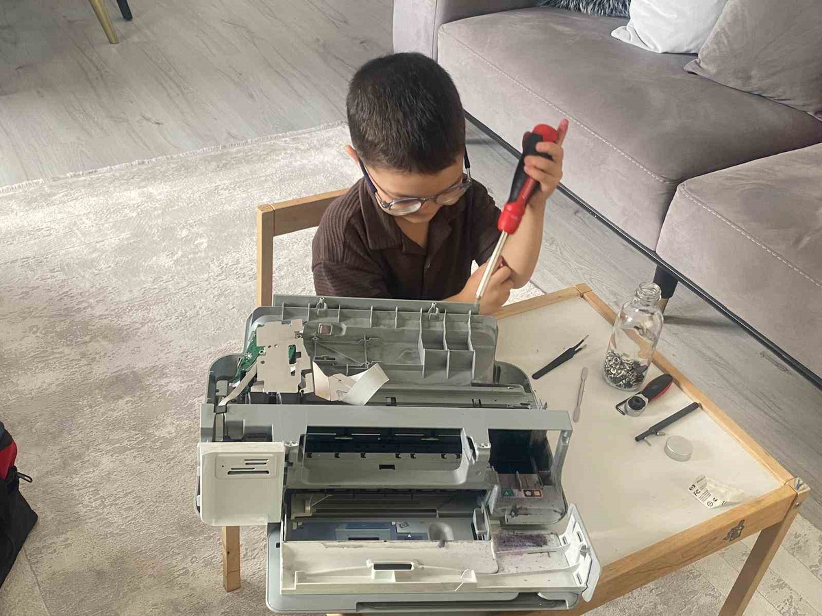 Ailesi, elektronik aletleri söküp inceleyen 4 yaşındaki Eymen'e tamir atölyesi kurdu