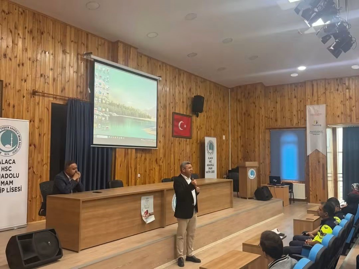 Alaca'da okul servisi sürücülerine jandarma ve polisten trafik eğitimi verildi