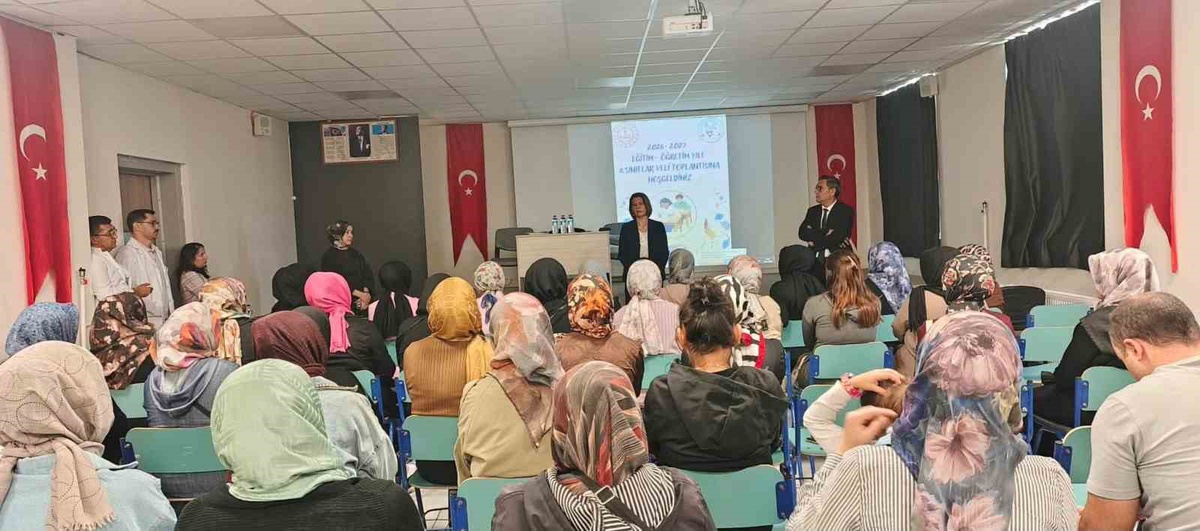 Altıntaş'ta Mustafa Kemal Ortaokulu 8. sınıf velileriyle toplantı düzenledi