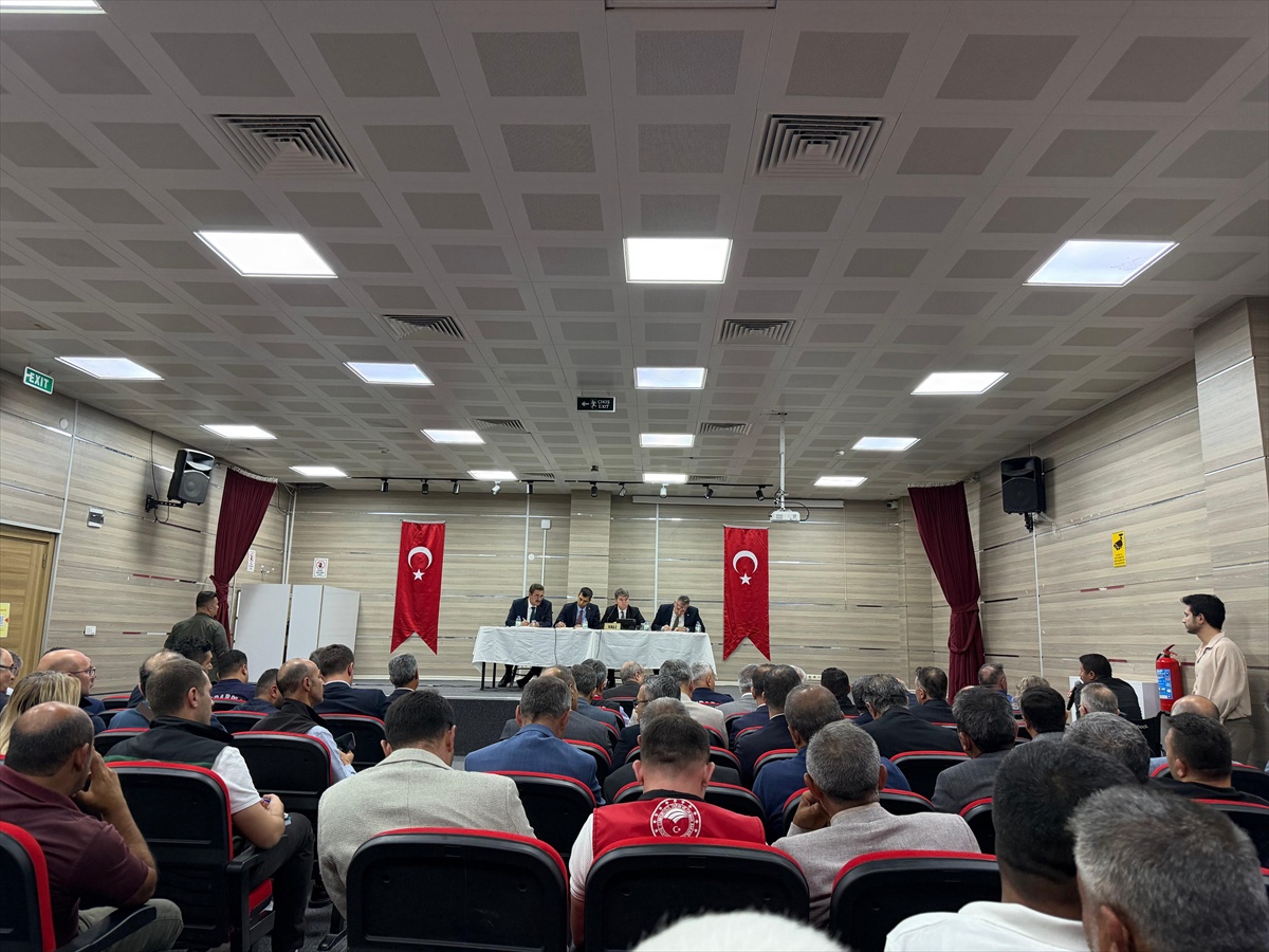 Amasya Valisi Önder Bakan, Göynücek'te muhtarların taleplerini dinledi