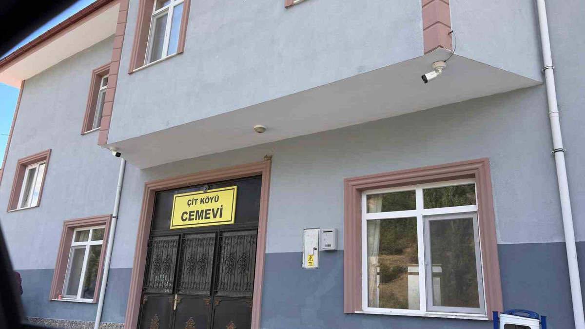Ankara Çubuk’ta park halindeki otomobilde ölü bulunan iki kişi toprağa verildi